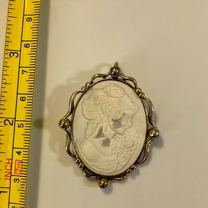 Ladies, beautiful vintage, sterling silver cameo pendant Jewelry